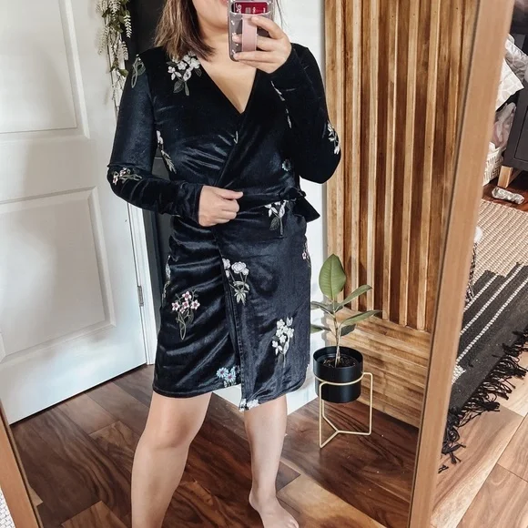 Stradivarius Floral Embroidered Wrap Dress. Size S - Picture 9 of 12